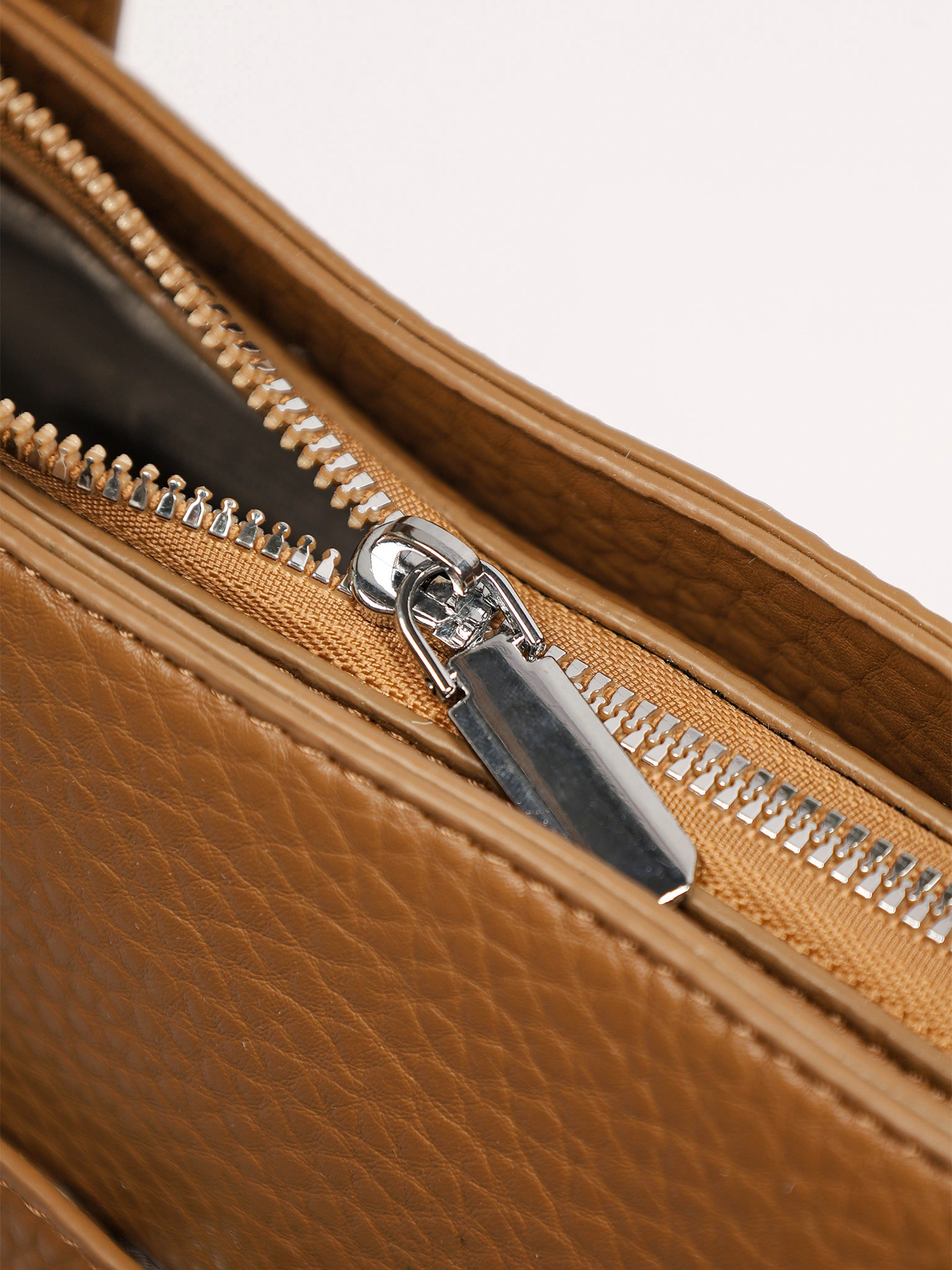 Сумка-тоут с карманом на кнопке и декоративным платком в ассортименте